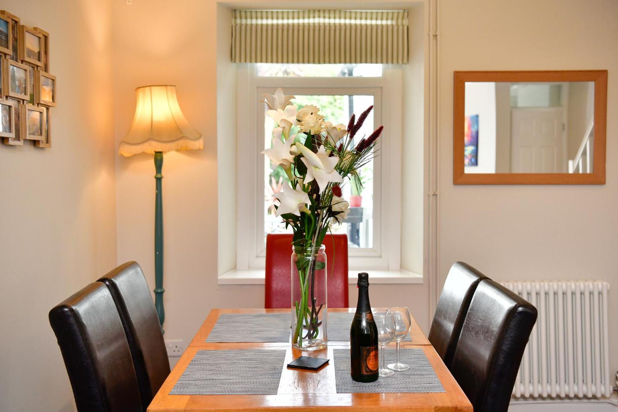 Free Parking - Heart Of The City - Superb Townhouse & Garden - Peaceful Area But Only 5Min Walk To Beach, Shops, Bars, Arena, Marina, Parks Swansea Esterno foto