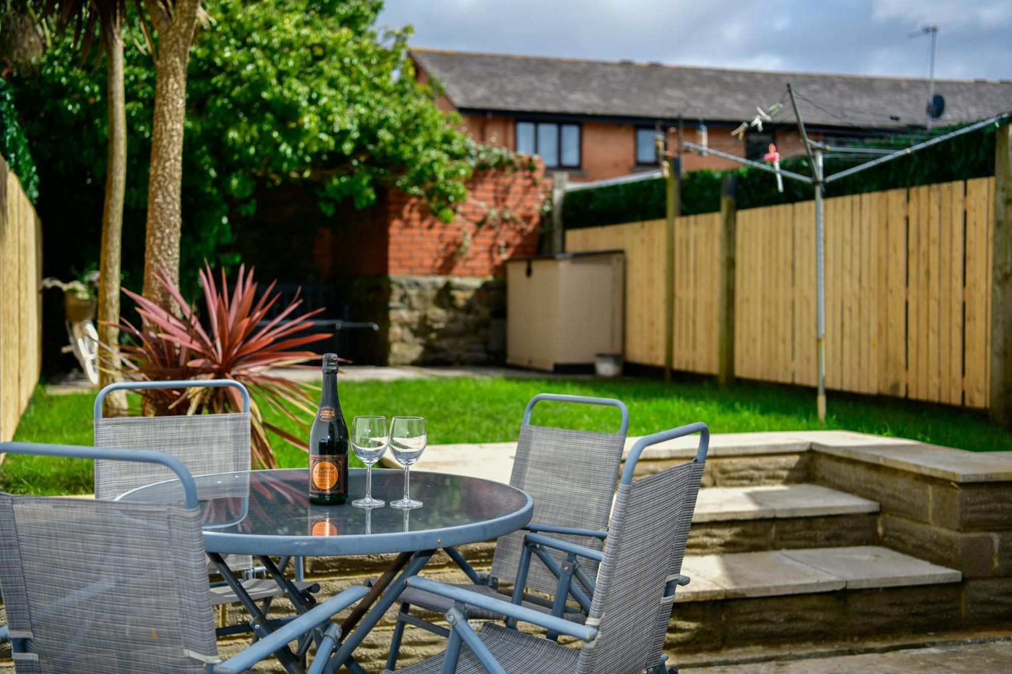 Free Parking - Heart Of The City - Superb Townhouse & Garden - Peaceful Area But Only 5Min Walk To Beach, Shops, Bars, Arena, Marina, Parks Swansea Esterno foto