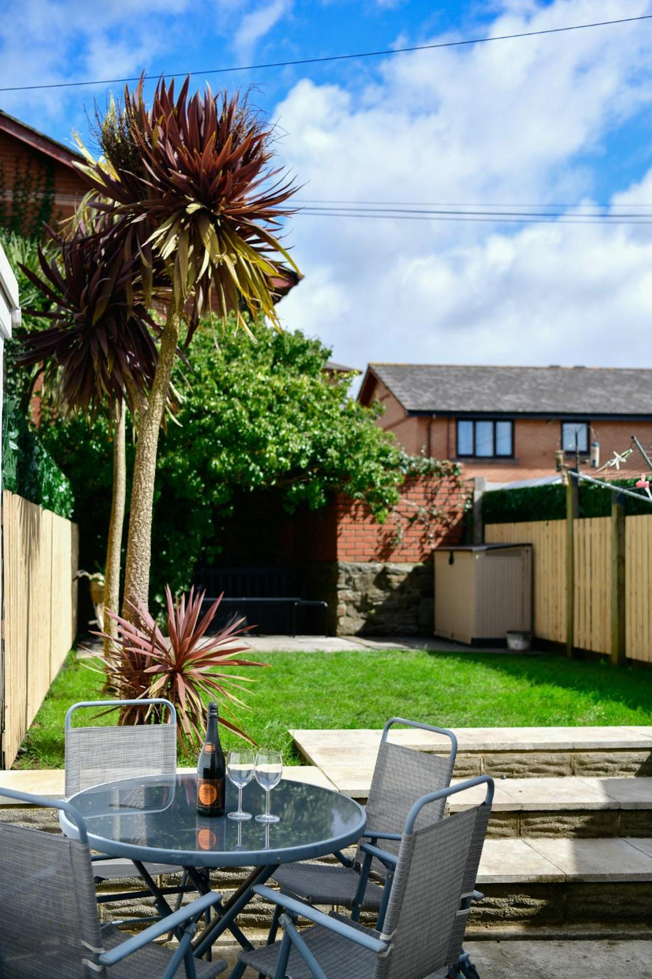 Free Parking - Heart Of The City - Superb Townhouse & Garden - Peaceful Area But Only 5Min Walk To Beach, Shops, Bars, Arena, Marina, Parks Swansea Esterno foto
